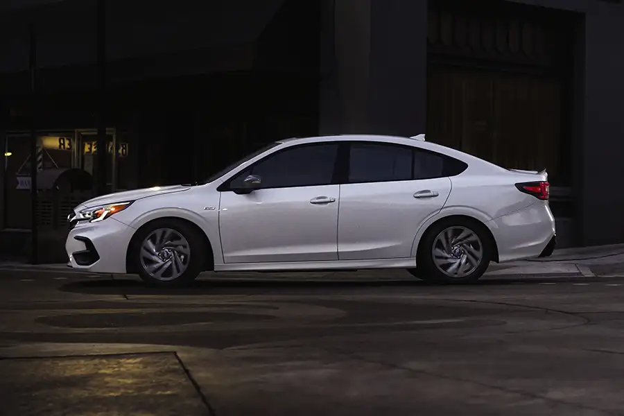 Kiểu dáng thân xe Sedan Three-Box đầm chắc dẫn động bốn bánh toàn thời gian Subaru Legacy