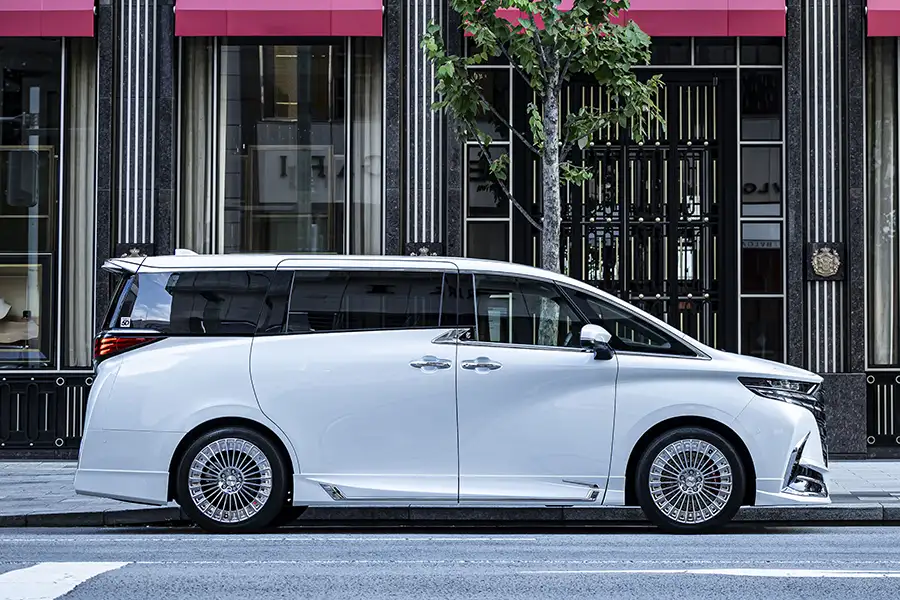 Kiểu dáng thân xe MPV hình hộp One-Box cửa lùa thương gia Toyota Alphard màu trắng