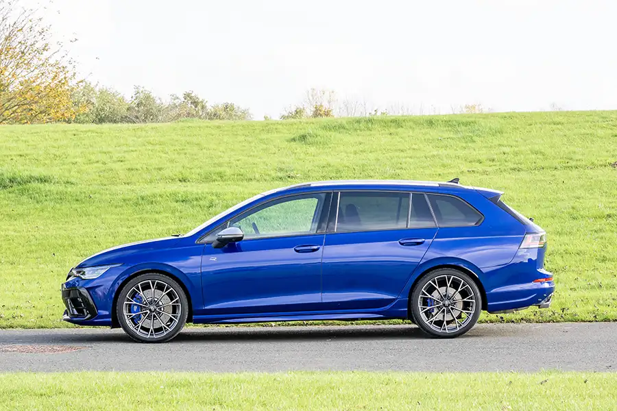 Kiểu dáng thân xe Station Wagon thể thao Volkswagen Golf R Variant màu xanh dương