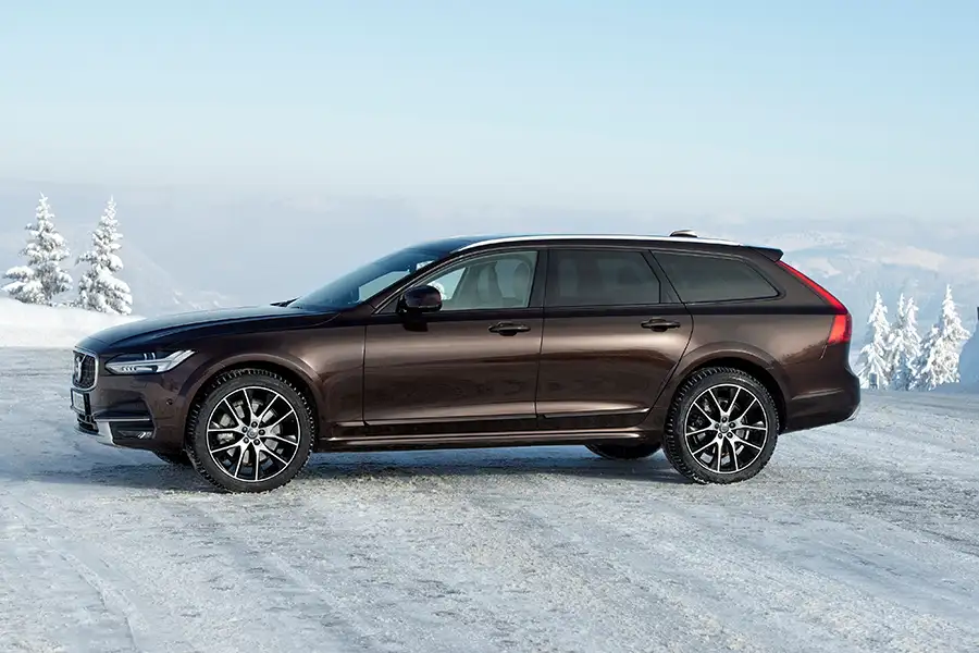 Kiểu dáng thân xe Station Wagon gầm cao đa địa hình Volvo V90 Cross Country trên tuyết